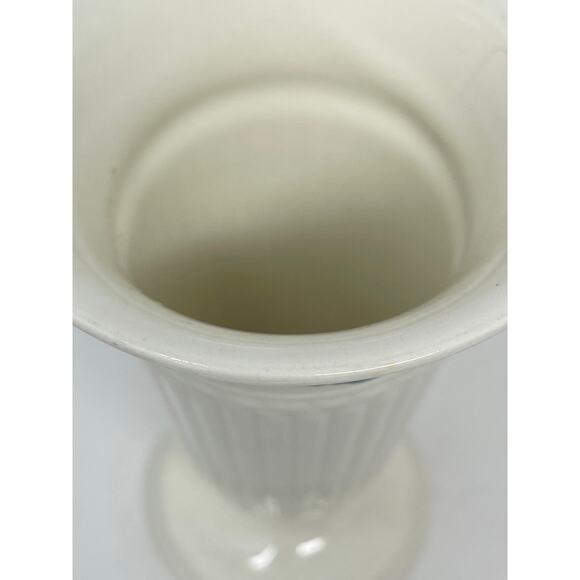 Wedgwood of Etruria & Barlaston Queensware English Grape leaf Vase - Picture 4 of 9